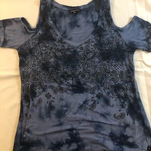 Rock & Republic cold shoulder Top!